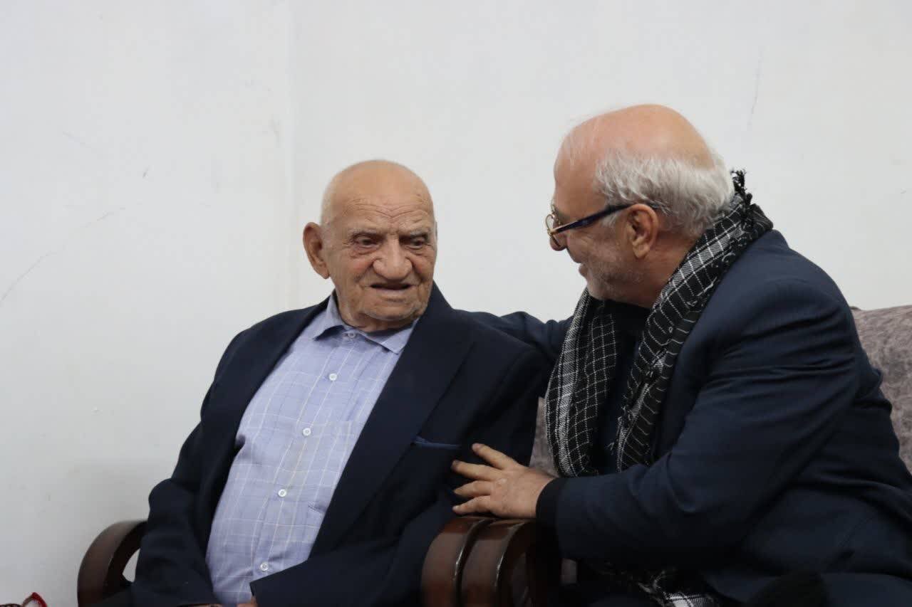 حضور حاجی دلیگانی در منازل شهدای منطقه؛ از تکریم والدین شهدا تا گرامیداشت ایثار زنان