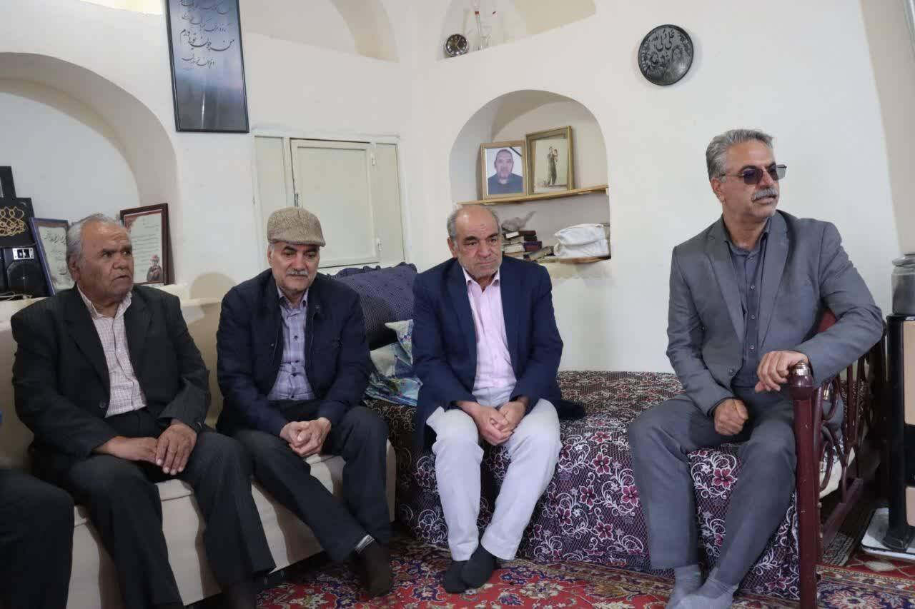 حضور حاجی دلیگانی در منازل شهدای منطقه؛ از تکریم والدین شهدا تا گرامیداشت ایثار زنان
