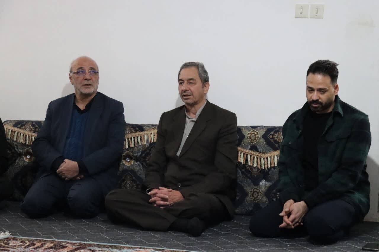 حضور حاجی دلیگانی در منازل شهدای منطقه؛ از تکریم والدین شهدا تا گرامیداشت ایثار زنان