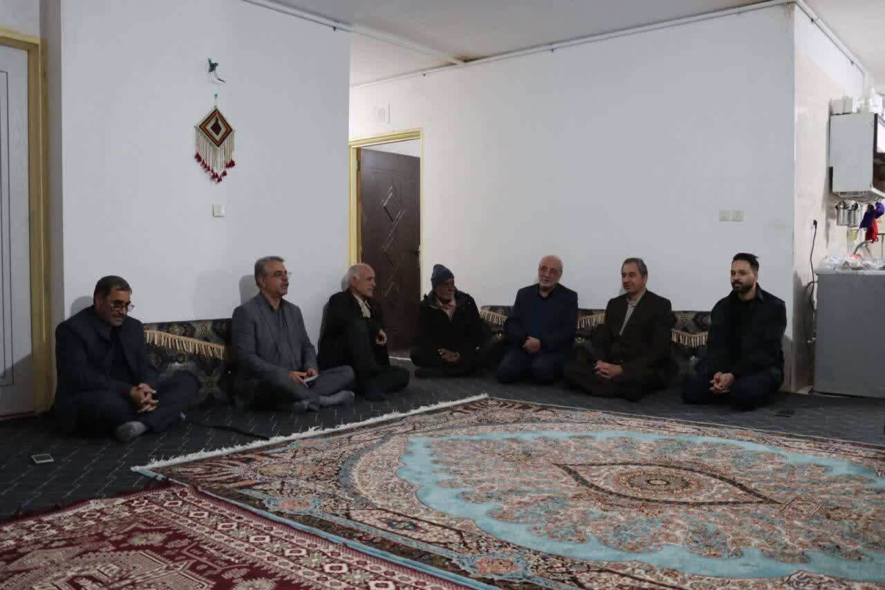 حضور حاجی دلیگانی در منازل شهدای منطقه؛ از تکریم والدین شهدا تا گرامیداشت ایثار زنان