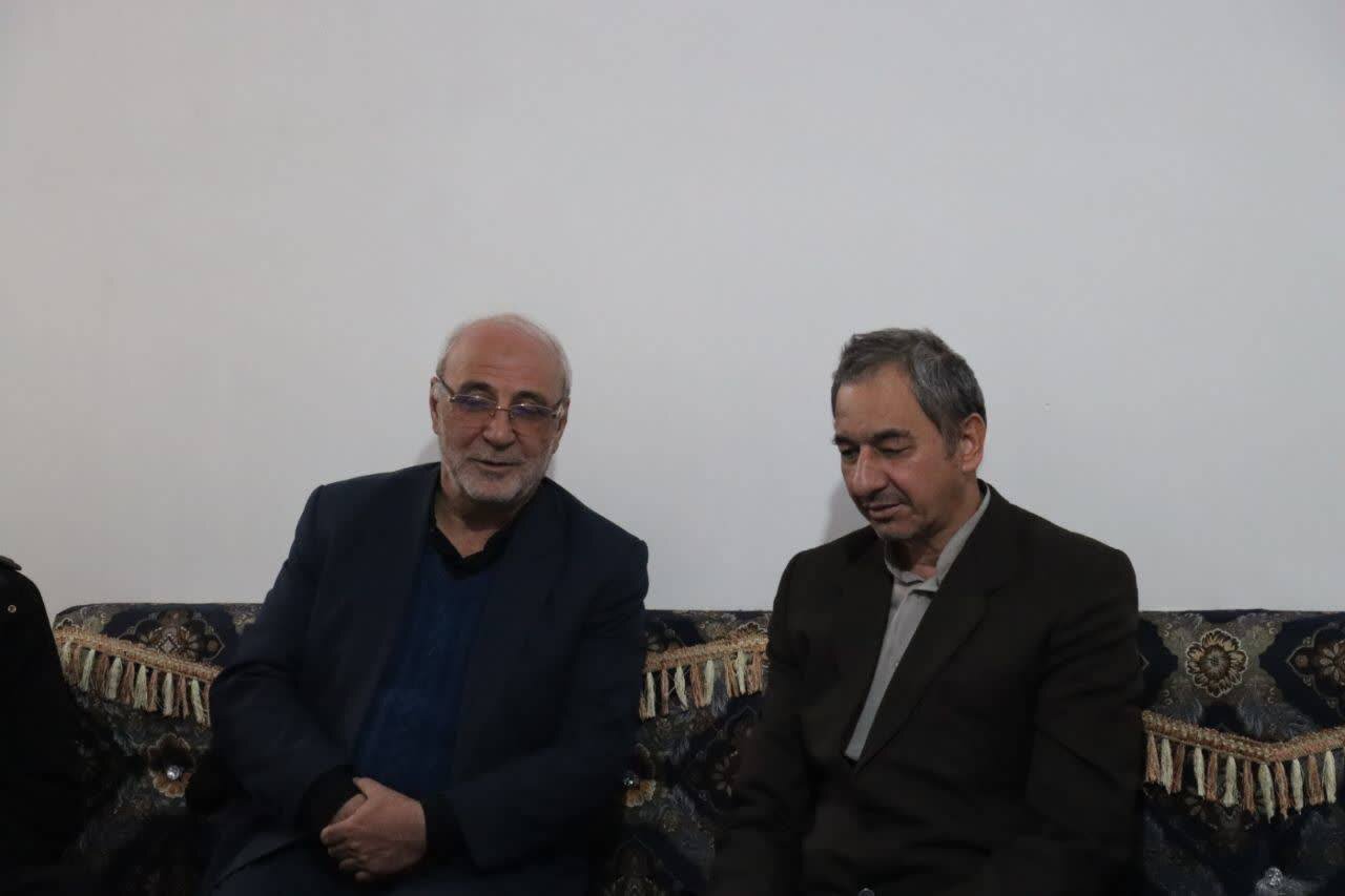 حضور حاجی دلیگانی در منازل شهدای منطقه؛ از تکریم والدین شهدا تا گرامیداشت ایثار زنان