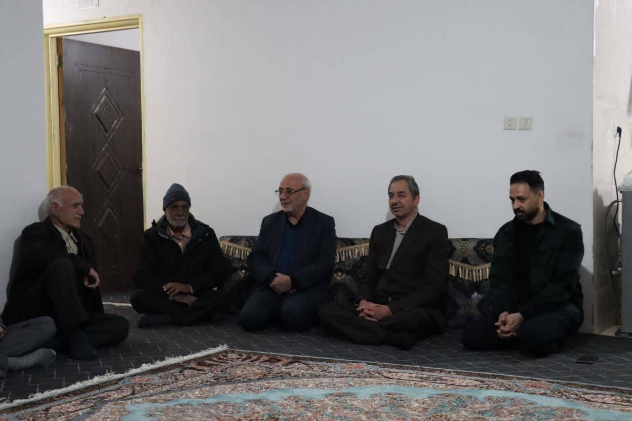 حضور حاجی دلیگانی در منازل شهدای منطقه؛ از تکریم والدین شهدا تا گرامیداشت ایثار زنان