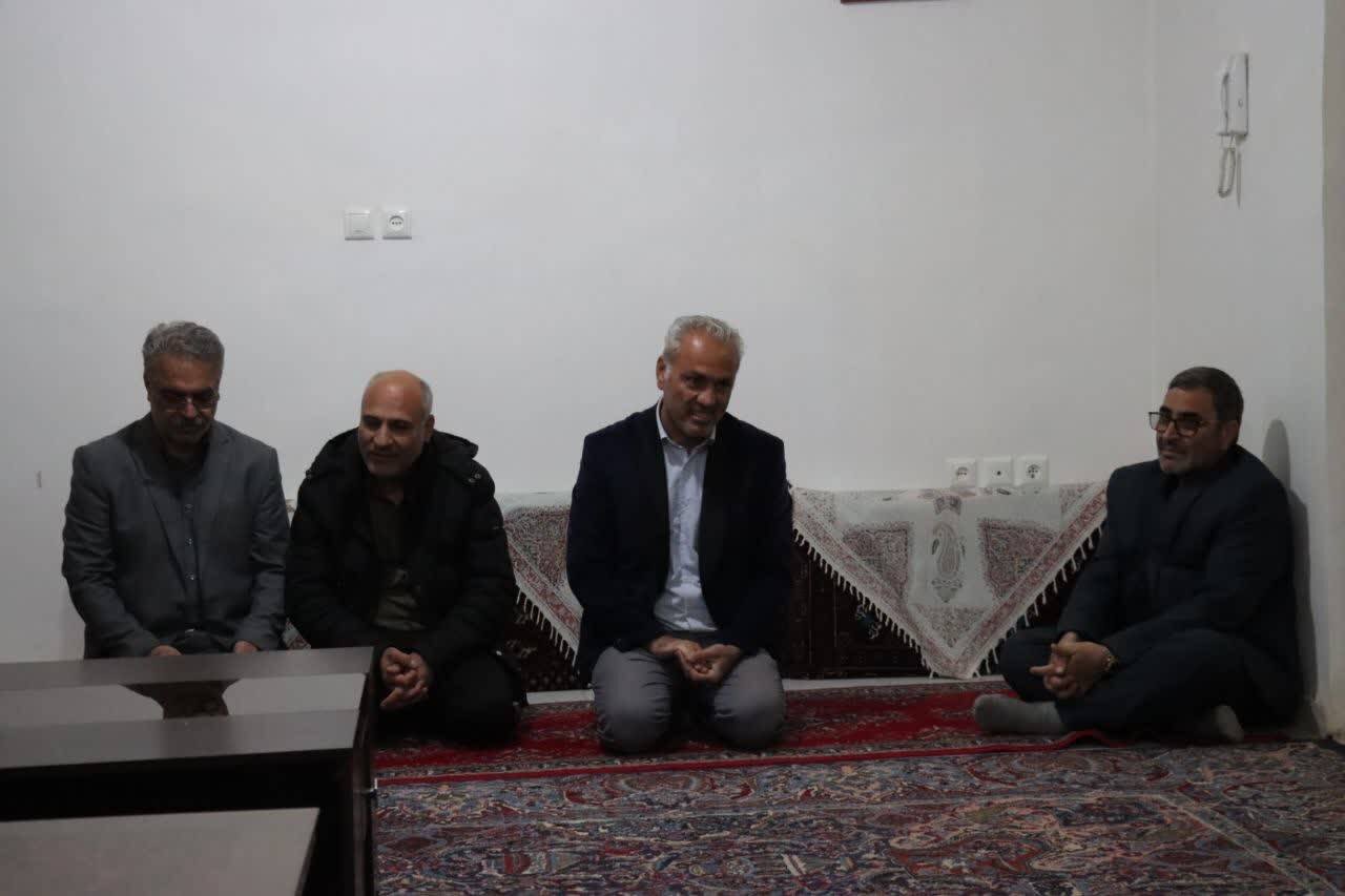 حضور حاجی دلیگانی در منازل شهدای منطقه؛ از تکریم والدین شهدا تا گرامیداشت ایثار زنان