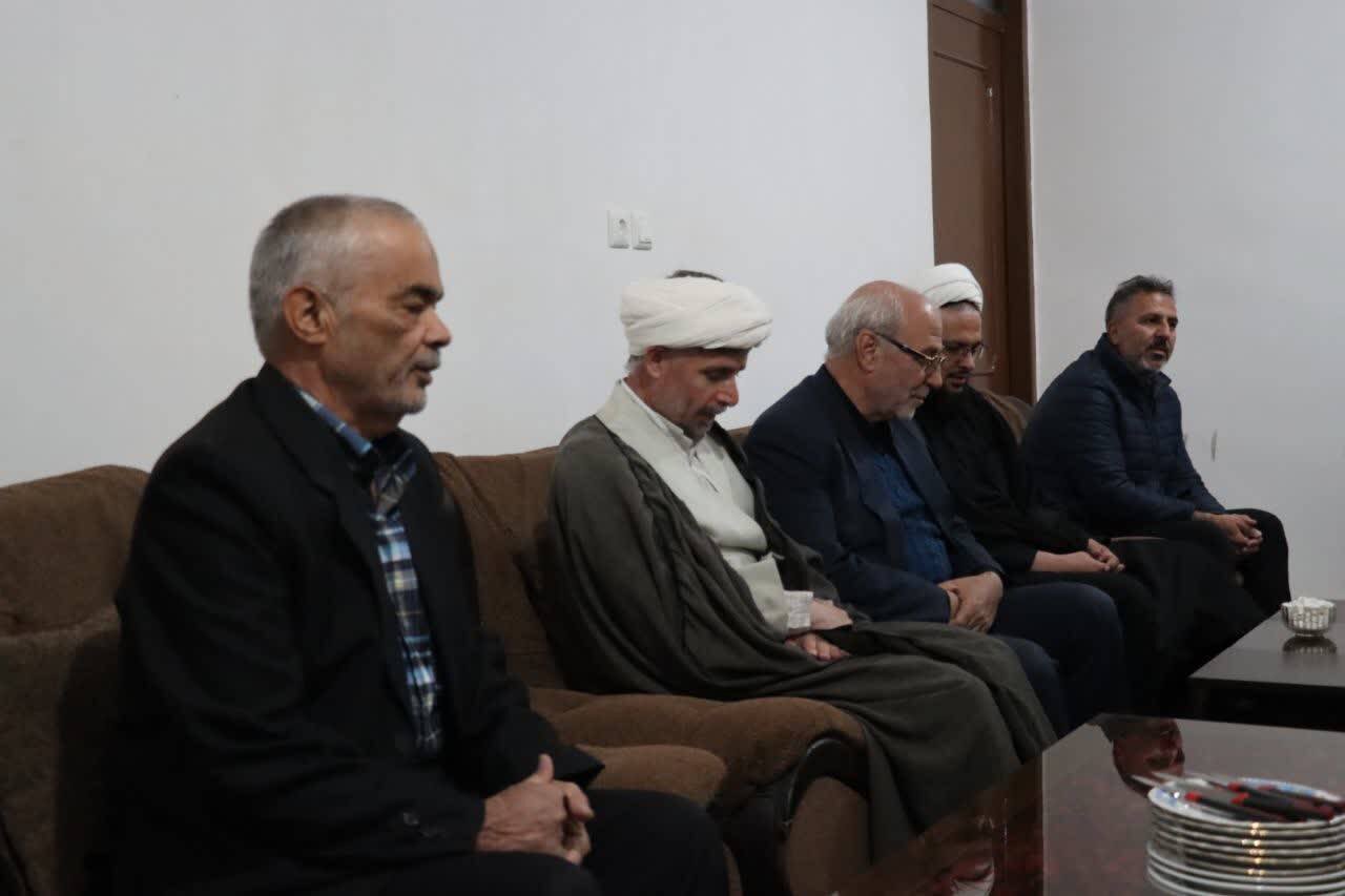 حضور حاجی دلیگانی در منازل شهدای منطقه؛ از تکریم والدین شهدا تا گرامیداشت ایثار زنان