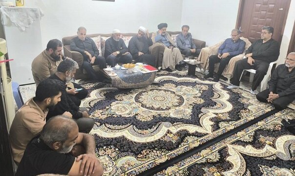 دیدار احمد مرادی با خانواده شهدای حمله دشمن به منازل مسکونی در بندرعباس
