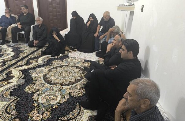 دیدار احمد مرادی با خانواده شهدای حمله دشمن به منازل مسکونی در بندرعباس