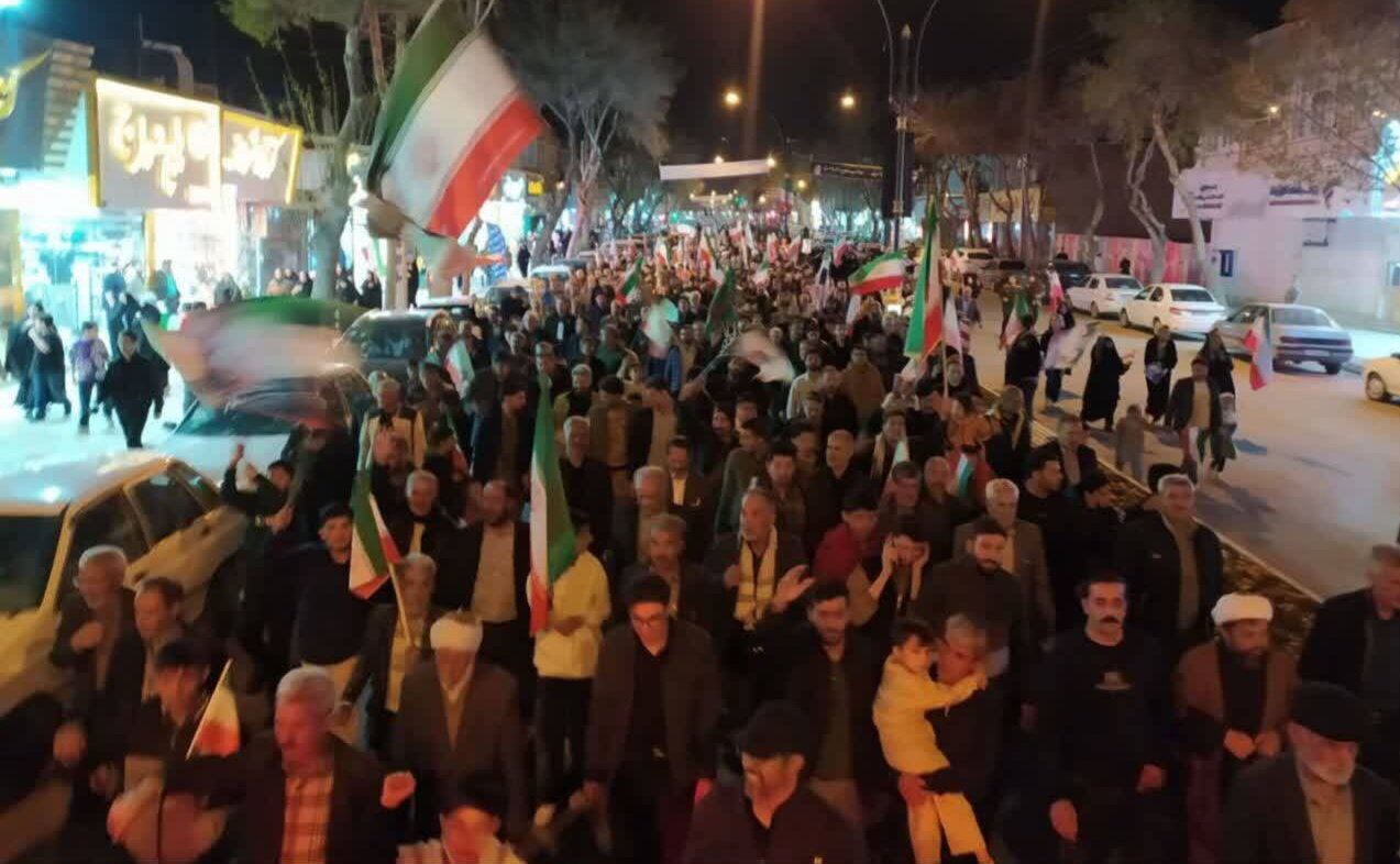 سازش با آمریکا خیانت به ملت و خون شهداست/ خون شهدا مسیر روشن انقلاب را ادامه میدهد