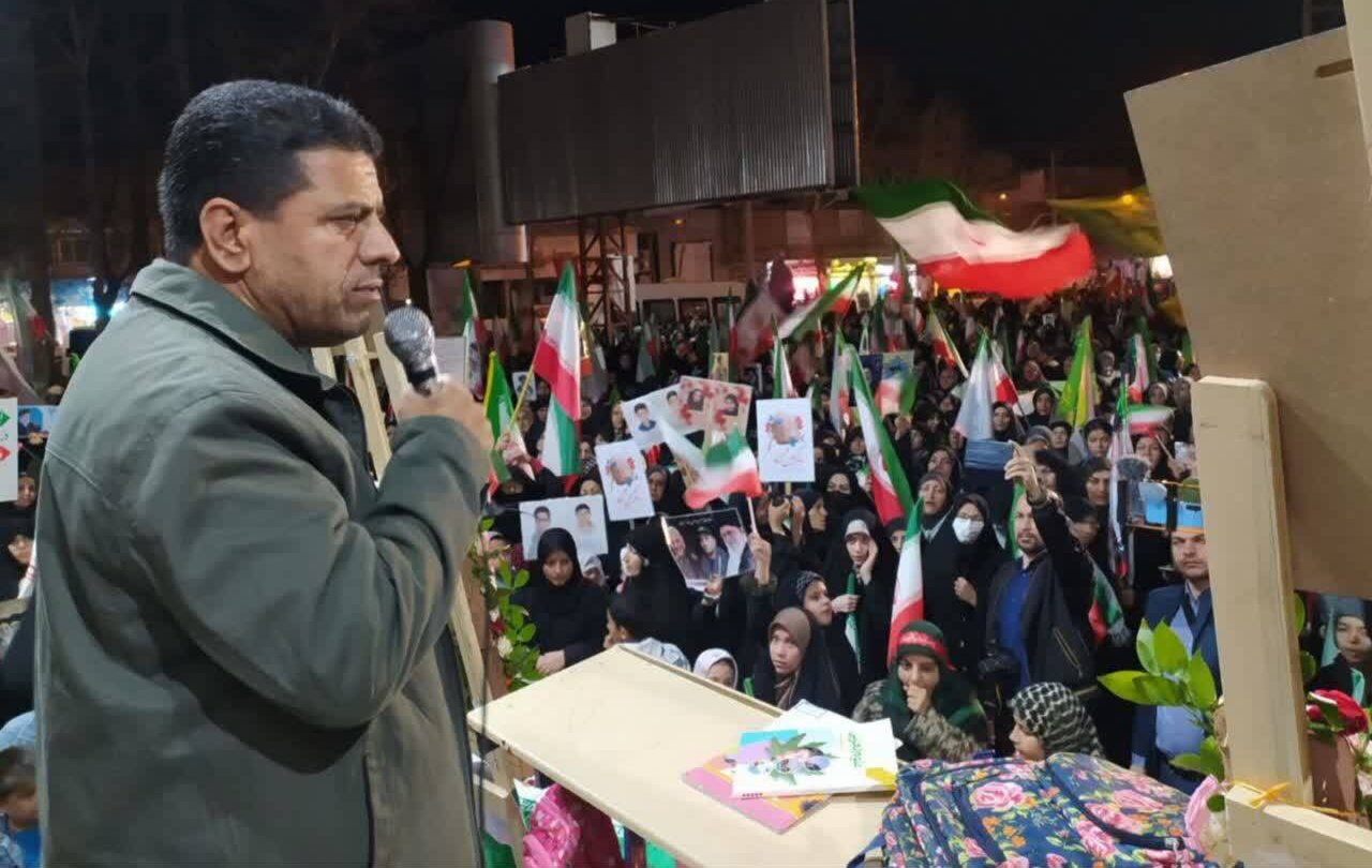 سازش با آمریکا خیانت به ملت و خون شهداست/ خون شهدا مسیر روشن انقلاب را ادامه می‌دهد
