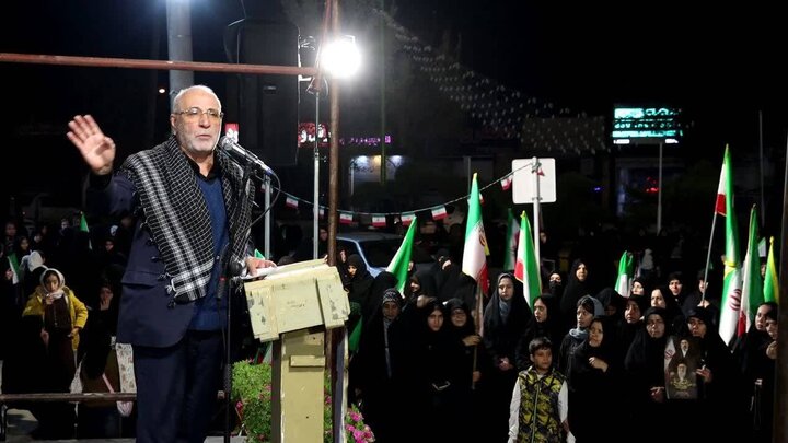 حضور مردم در میدان، پشتیبانی از ولایت فقیه و نشانه شکست دشمن است