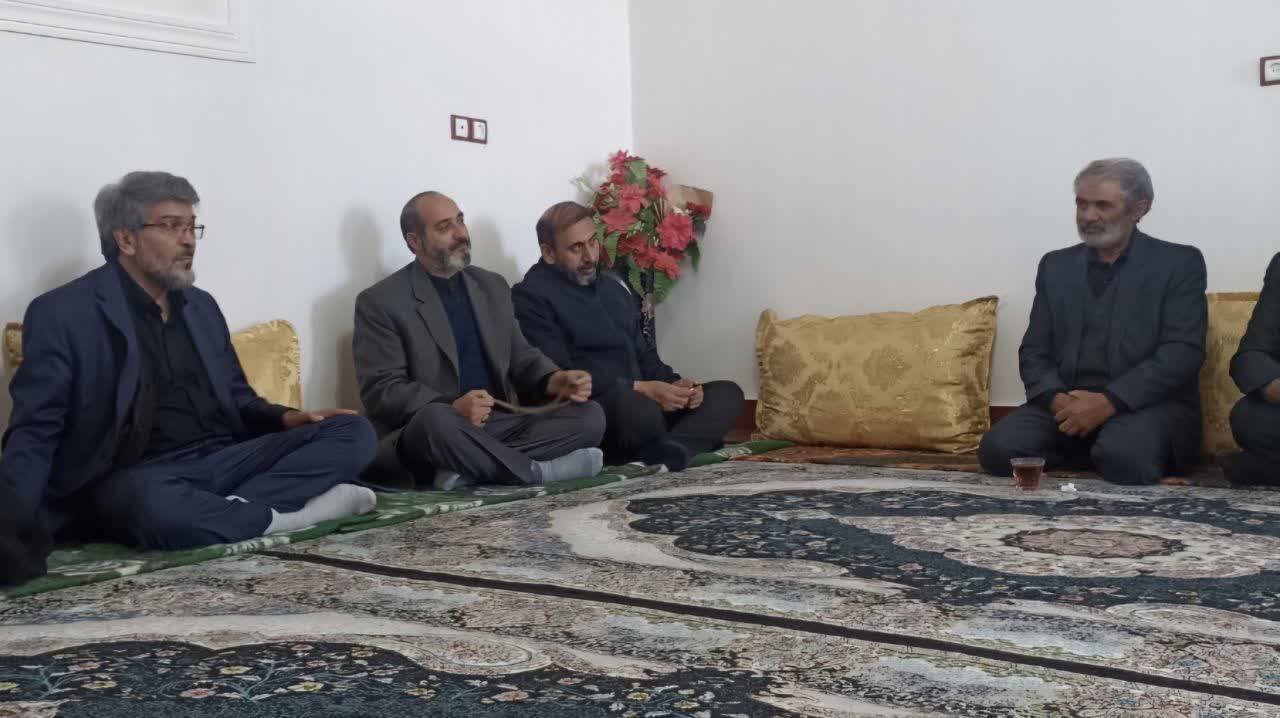 دیدار علی احمدی با خانواده های شهدای جنگ رمضان در شهرستان میاندوآب