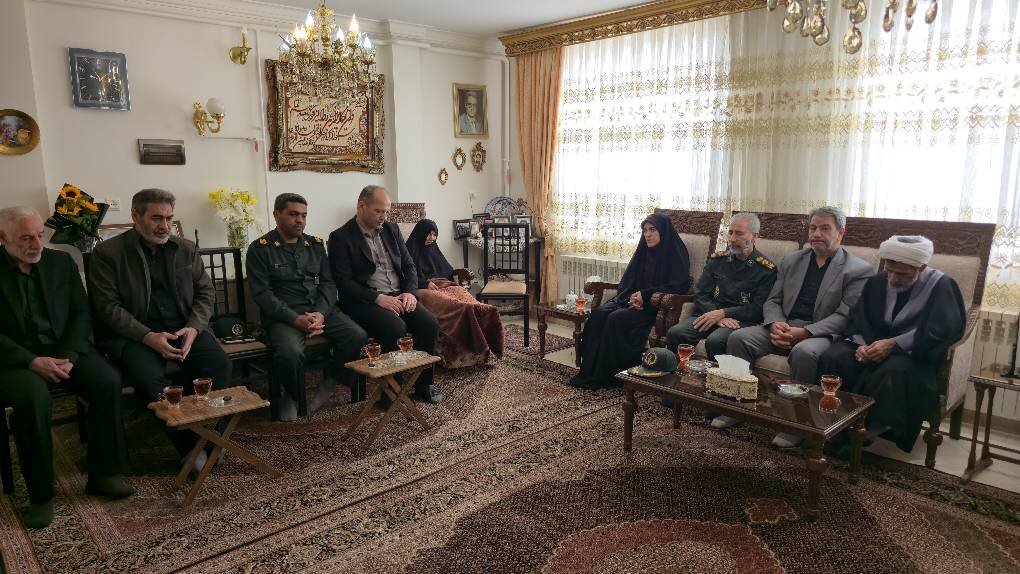دیدار نماینده میانه و ترکمانچای با خانوادههای شهدای جنگ رمضان