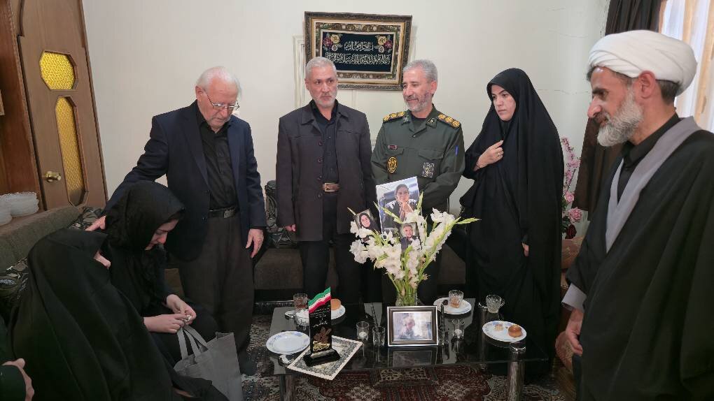 دیدار نماینده میانه و ترکمانچای با خانوادههای شهدای جنگ رمضان