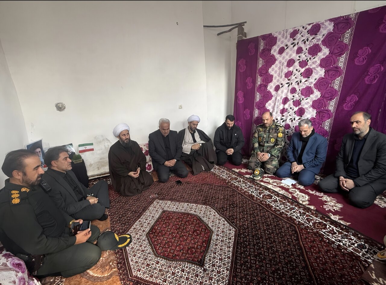 دیدار نجف زاده با خانواده معظم شهدای جنگ رمضان خوی و چایپاره