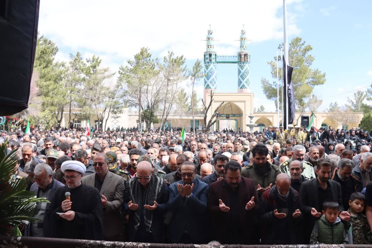 حضور حاجیدلیگانی در اجتماع مردم دستگرد و مراسم تشییع شهید حسینیان