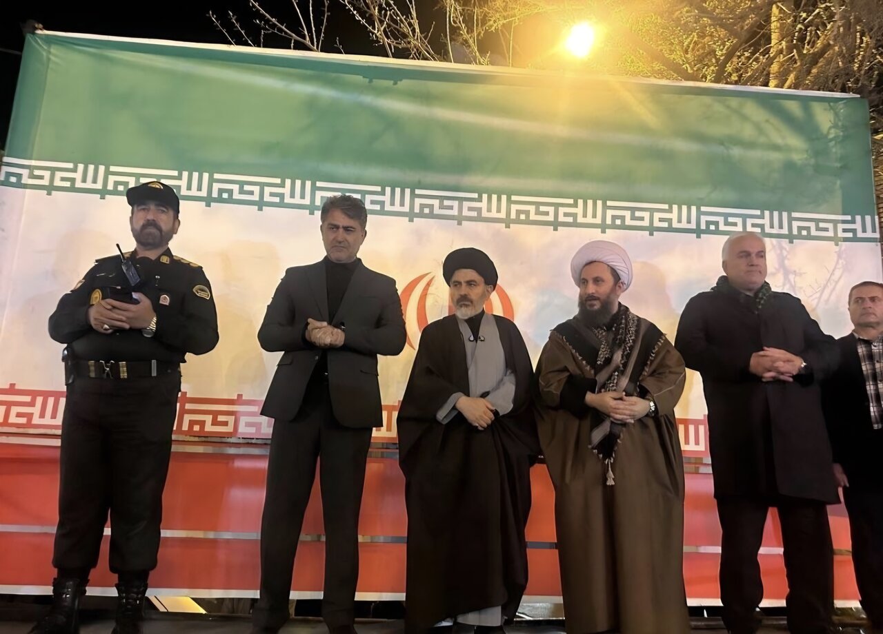 حضور نجف زاده در تجمع شبانه مردم انقلابی خوی و چایپاره