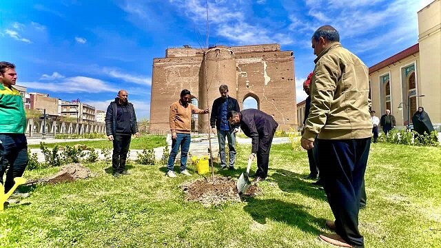 حضور متفکرآزاد در تجمع مردمی منطقه شمس تبریزی/کاشت «نهال امید» در مصلی و ارک تاریخی تبریز