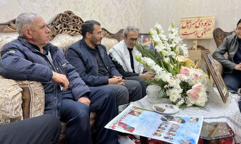 دیدار متفکرآزاد با خانواده شهید اقتدار مهران شاکرنیا