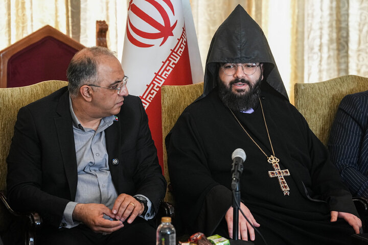 مراسم چهلمین روز شهادت رهبر انقلاب در کلیسای سرکیس مقدس تهران