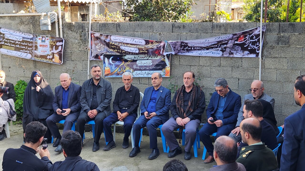 حاجی بابایی به دیدار خانواده معلم شهیده زهرا وطن‌پرست رفت