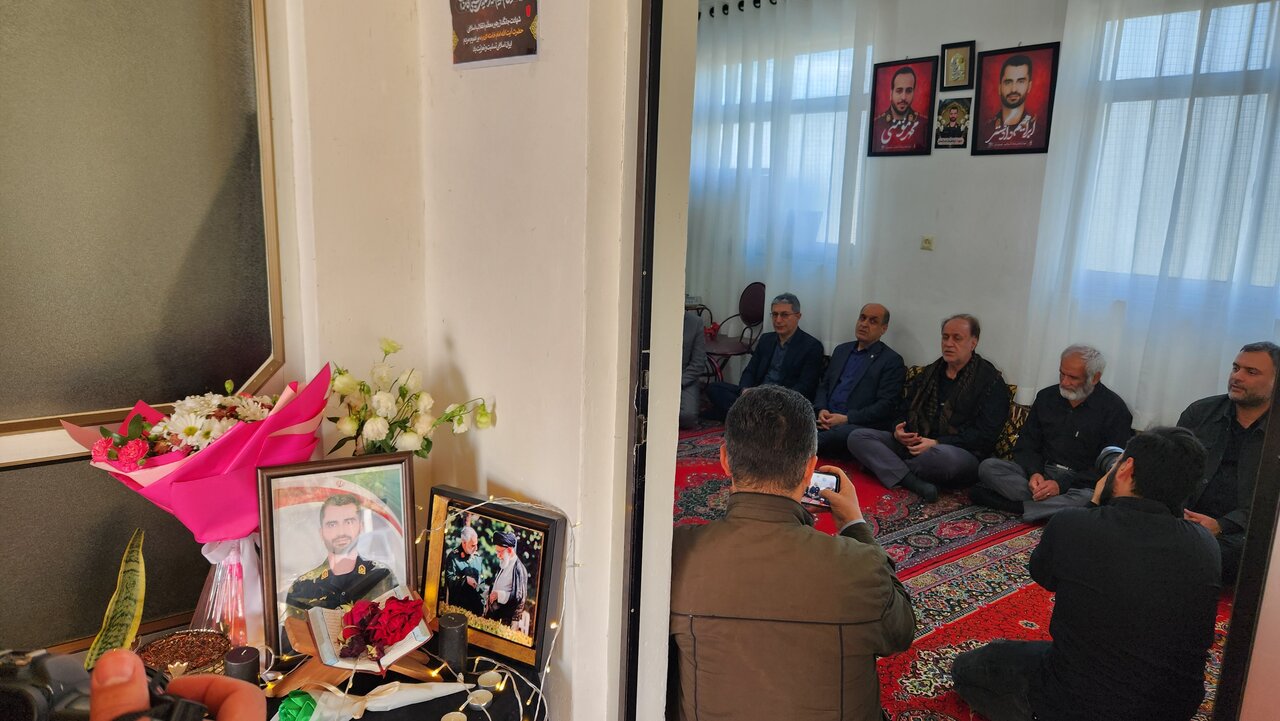 حاجی بابایی به دیدار خانواده پاسدار شهید دادگستر رفت
