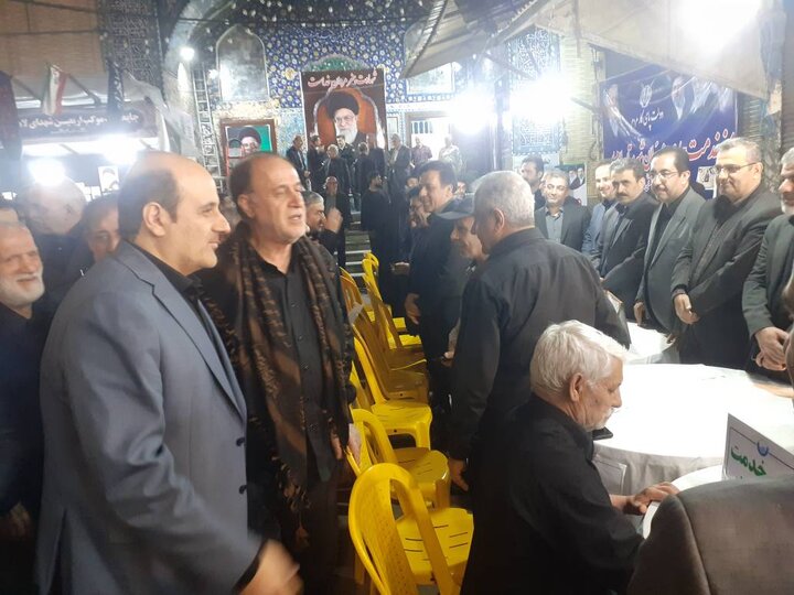حضور حاجی بابایی در میز خدمت مسجد جامع لاهیجان