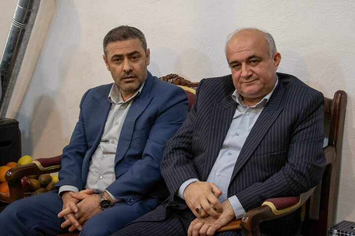 دیدار حاجی بابایی با خانواده معلم شهیده زهرا وطن‌پرست