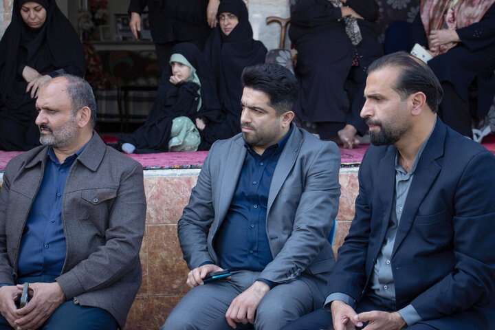 دیدار حاجی بابایی با خانواده معلم شهیده زهرا وطن‌پرست
