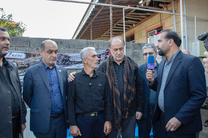 دیدار حاجی بابایی با خانواده معلم شهیده زهرا وطن‌پرست