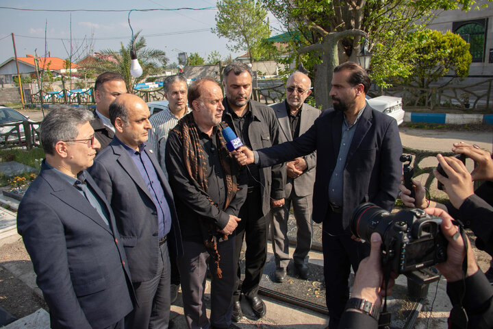 دیدار حاجی بابایی با خانواده معلم شهیده زهرا وطن‌پرست