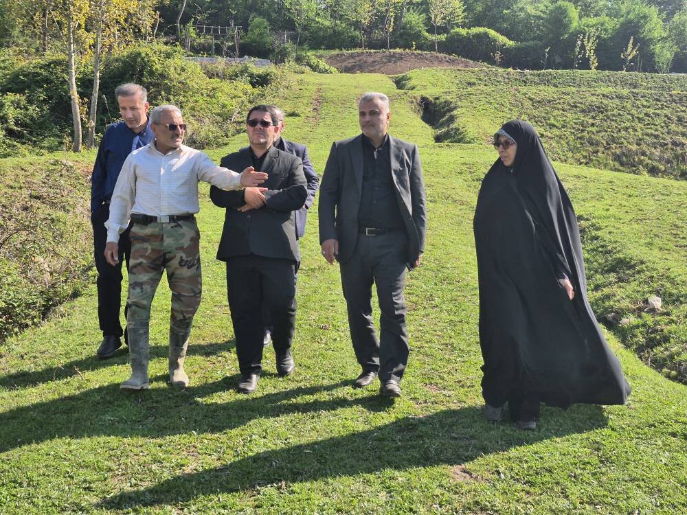 بازدید عالیه زمانی از دشت وزوار و گفت‌وگو با کشاورزان بخش دودانگه/ تأکید بر اهمیت بخش کشاورزی در منطقه و تخصیص اعتبارات قابل توجه برای تقویت زیرساخت‌های این حوزه