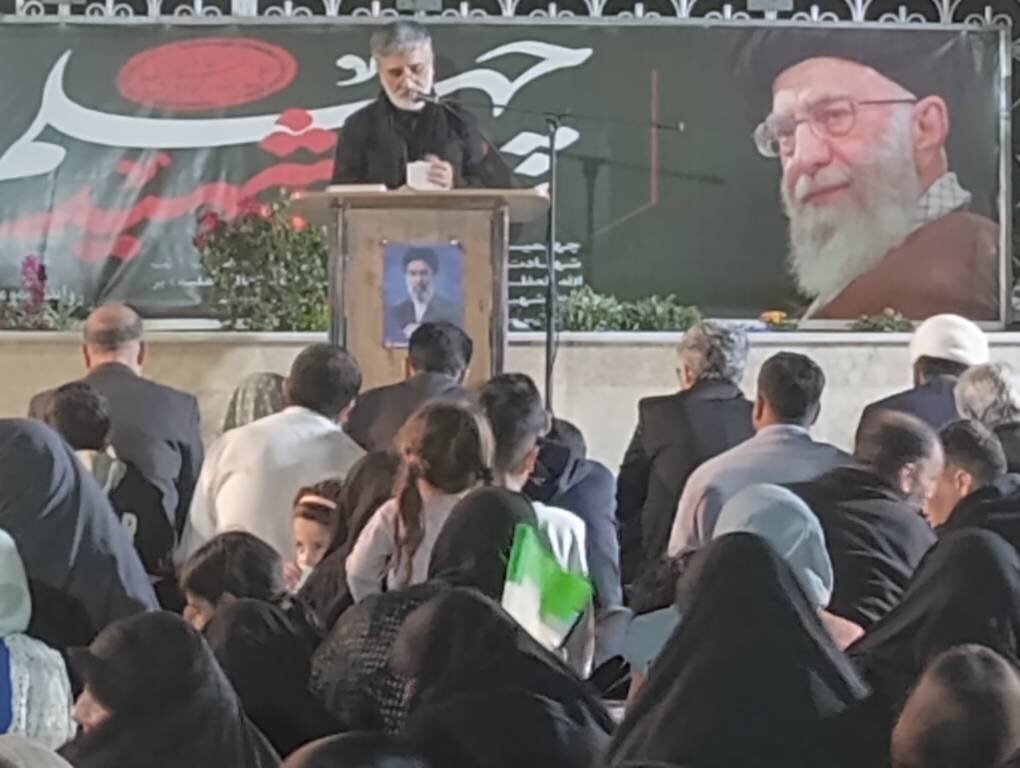 بصیرت را از ما بگیرند، گام اول پیروزی دشمن برداشته شده است