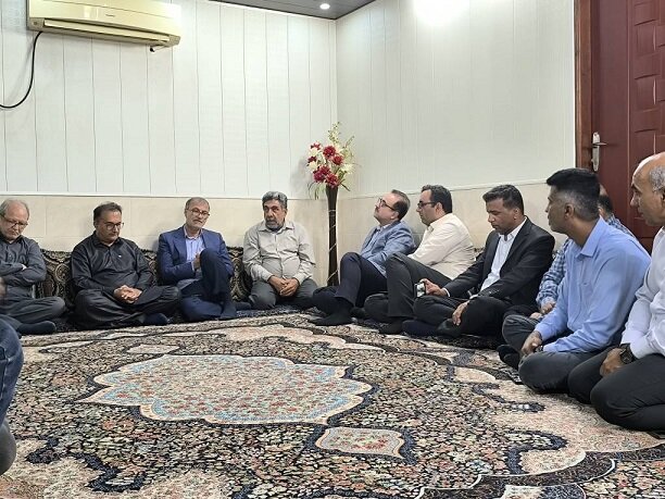 بازدید احمد مرادی از اسکله صیادی قشم و دیدار با خانواده شهید محمد منصوری