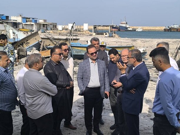 بازدید احمد مرادی از اسکله صیادی قشم و دیدار با خانواده شهید محمد منصوری