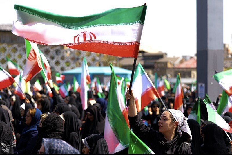 نقش پررنگ و خیره‌کننده دختران ایرانی در جنگ رمضان؛ حضوری که جهانیان را به تحسین واداشت/ زن مشوق و محور حضور دیگر اعضای خانواده در میدان است 