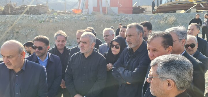 بازدید نیکزاد به همراه اعضای کمیسیون عمران مجلس از پل آسیب‌دیده B1 کرج
