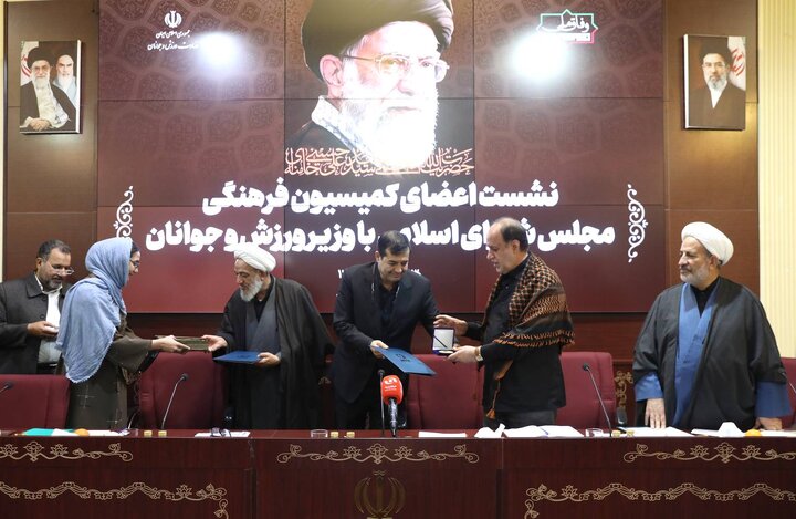نشست نایب‌رئیس مجلس و اعضای کمیسیون فرهنگی با وزیر ورزش و جوانان