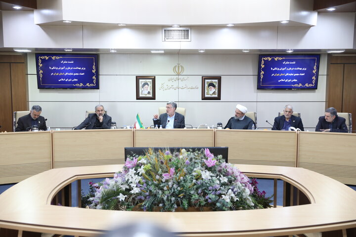 نشست مجمع نمایندگان تهران مجلس با وزیر بهداشت
