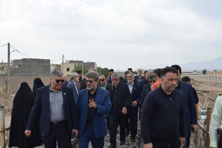 بازدید اعضای کمیسیون شوراهای مجلس از پل راه آهن یحیی‌آباد کاشان