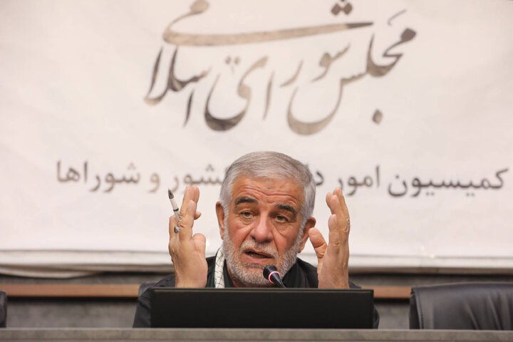 نشست کمیسیون شوراها با حضور استاندار اصفهان