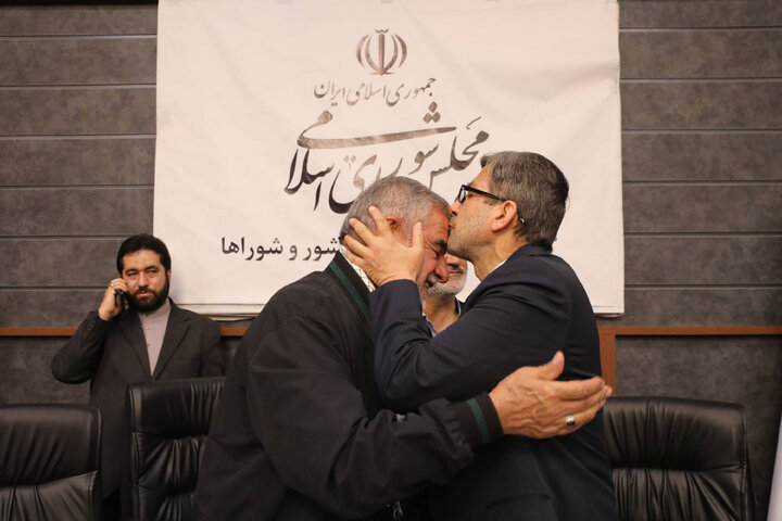 نشست کمیسیون شوراها با حضور استاندار اصفهان
