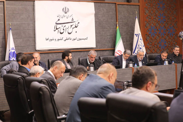 نشست کمیسیون شوراها با حضور استاندار اصفهان
