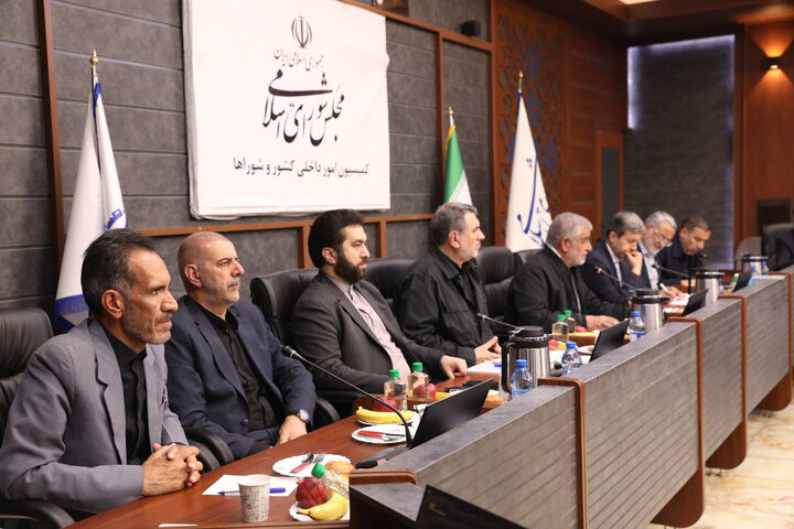 نشست کمیسیون شوراها برای بررسی طرح تشکیل وزارت مدیریت بحران
