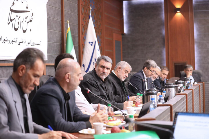 نشست کمیسیون شوراها برای بررسی طرح تشکیل وزارت مدیریت بحران