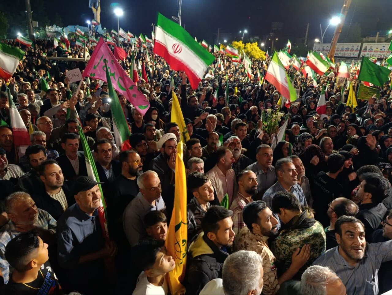 تجدید بیعت مردم پاکدشت با رهبر معظم انقلاب در شب وداع با شهید کیخسروی