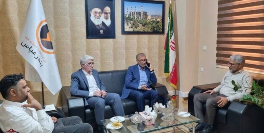 نشست احمد مرادی با مدیرکل و معاونین بنیاد مسکن انقلاب اسلامی هرمزگان&nbsp;/بررسی مشکلات نیروگاه‌های برق استان هرمزگان