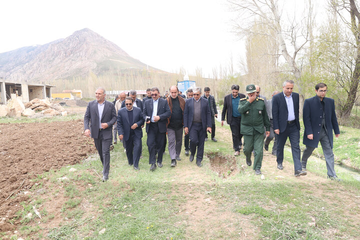 بازدید حاجی بابایی از کاشت ۱۲۰۰ اصله نهال امید به یاد رهبر شهید انقلاب و شهدای مدرسه میناب