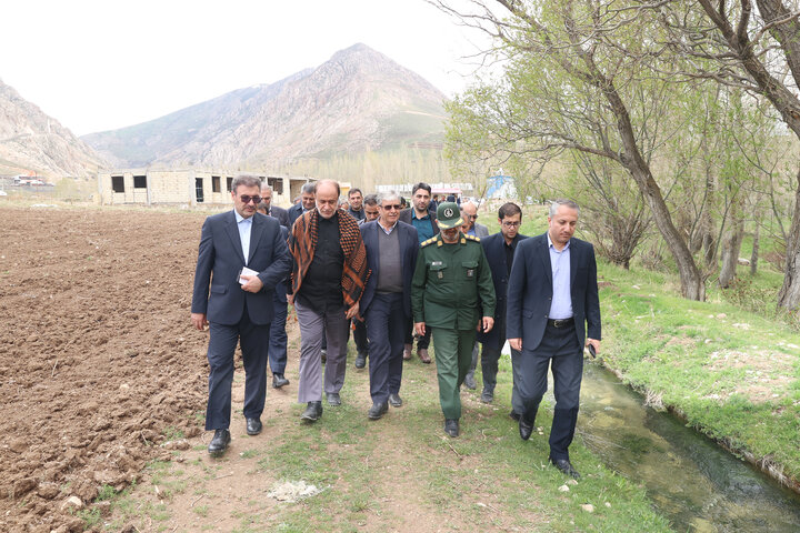 بازدید حاجی بابایی از کاشت ۱۲۰۰ اصله نهال امید به یاد رهبر شهید انقلاب و شهدای مدرسه میناب