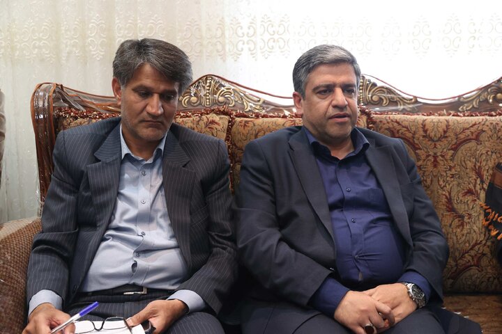دیدار حاجی‌بابایی با خانواده‌های شهید ابراهیم پروانه و شهیده انزابی از شهدای جنگ ایران و عراق