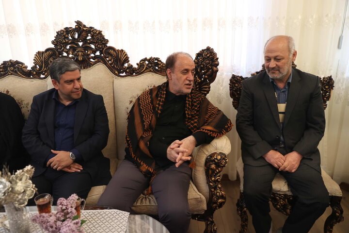 دیدار حاجی‌بابایی با خانواده‌های شهید ابراهیم پروانه و شهیده انزابی از شهدای جنگ ایران و عراق