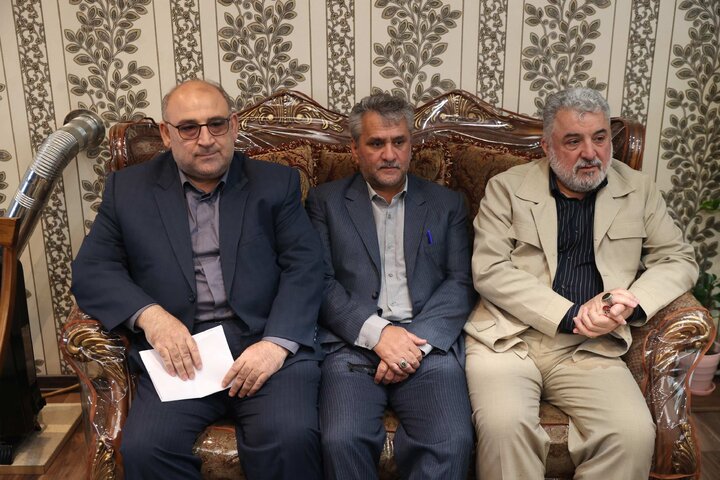دیدار حاجی‌بابایی با خانواده‌های شهید ابراهیم پروانه و شهیده انزابی از شهدای جنگ ایران و عراق